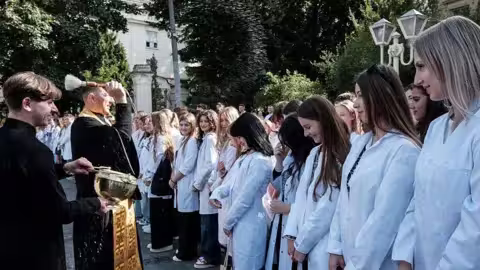 La nouvelle année scolaire vient de commencer en Ukraine, mais les jeunes hommes sont souvent envoyés à l'étranger, au lieu de rester étudier en Ukraine.