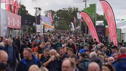 La foule assiste à la première journée du championnat national de labour.