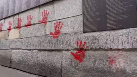 Le mur des Justes à Paris a été vandalisé avec des empreintes de mains rouges en mai 2024.