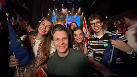 Les partisans des libéraux centristes de M. Jetten se sont réjouis de ce résultat inattendu