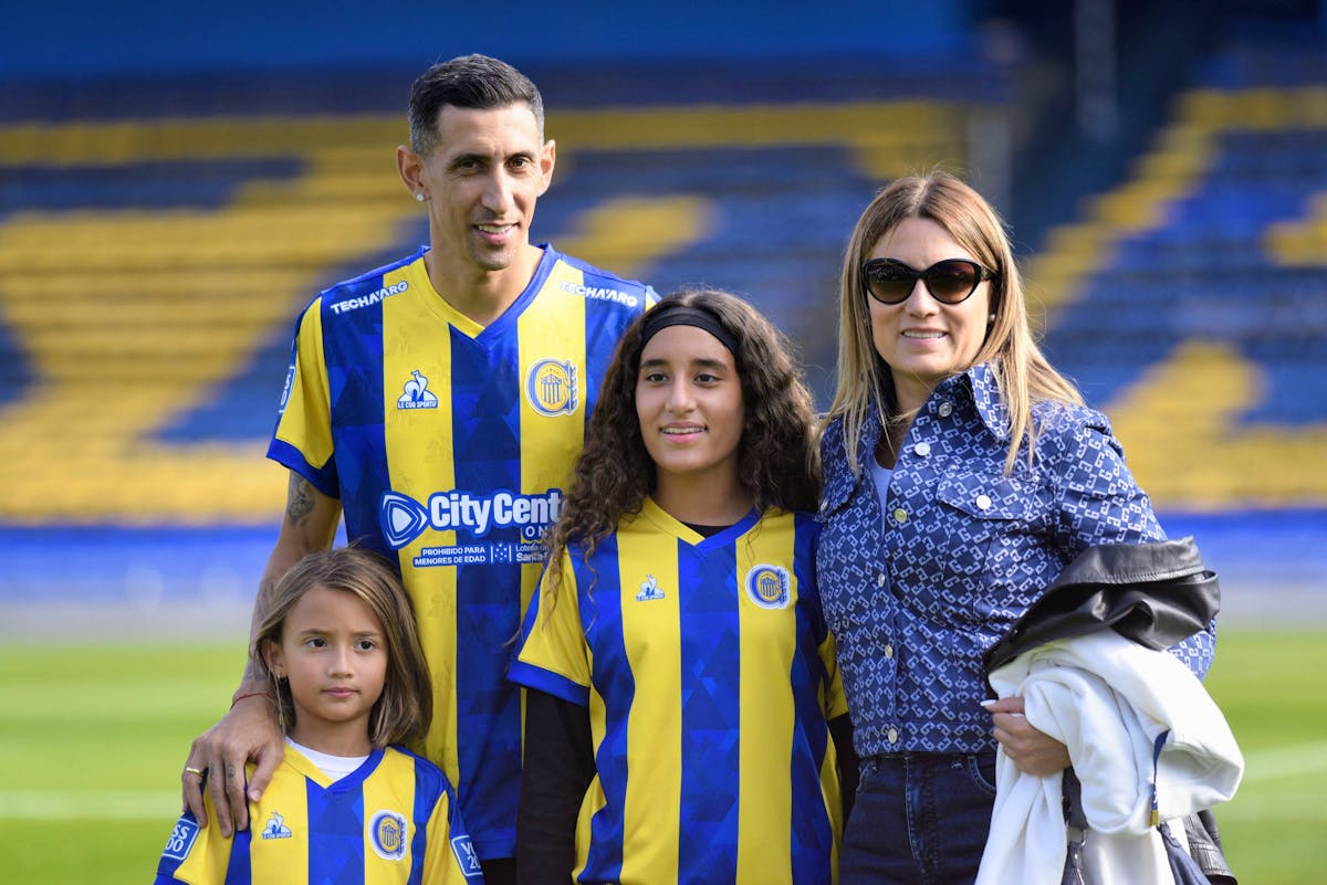 La famille de Di Maria lors de sa présentation à Rosario Central en juillet.