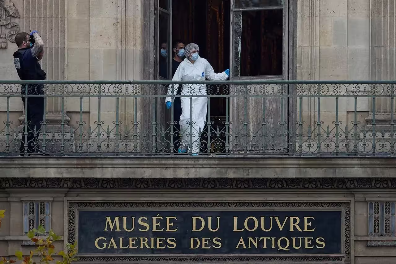 Quatre nouvelles arrestations à la suite du vol de bijoux au Louvre