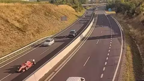 Les conducteurs ont déclaré à la police que la voiture roulait à vive allure sur l'autoroute.