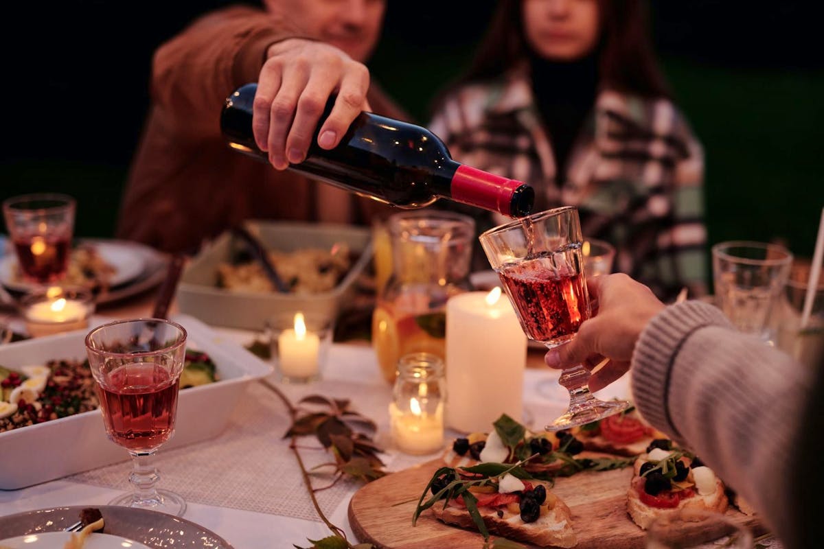 Le vin consommé pendant le dîner devrait provenir de votre propre stock.