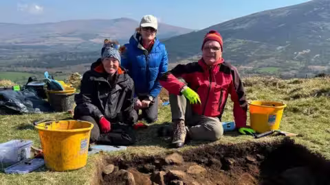 Entre le 23 août et le 4 septembre, une équipe de trois personnes composée de Cherie Edwards (à gauche), chercheuse en doctorat, du Dr Brandherm, son directeur de thèse, et du Dr Linda Boutoille, chargée de recherche, a entrepris des fouilles sur le site.