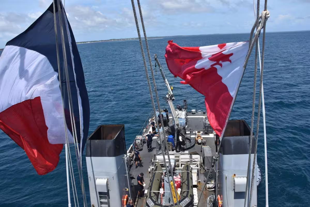Les troupes françaises montent à bord d'un pétrolier lié à la "flotte