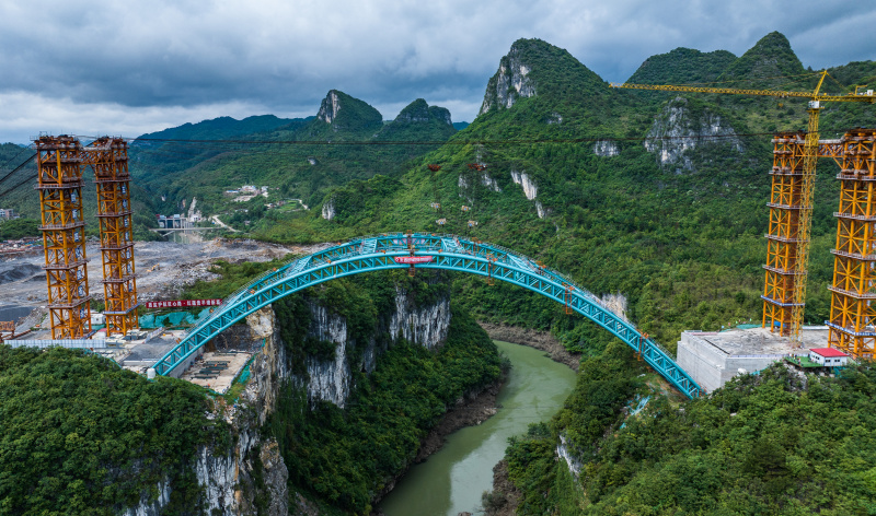 Un pont en chantier s'effondre et tue au moins 12 ouvriers