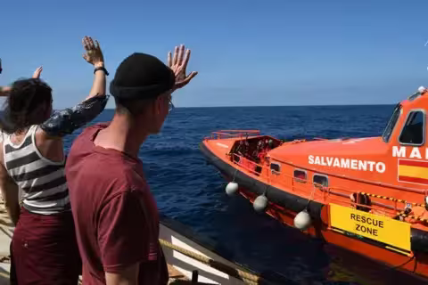 Les garde-côtes recueillent les migrants secourus par l'équipage de l'Avontuur