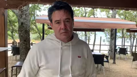 Les bars de Óscar David García López au bord du lac ont perdu de l'argent