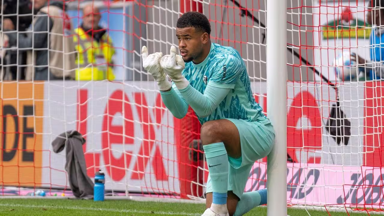 Il arrête cinq penalties de suite, un record en Bundesliga