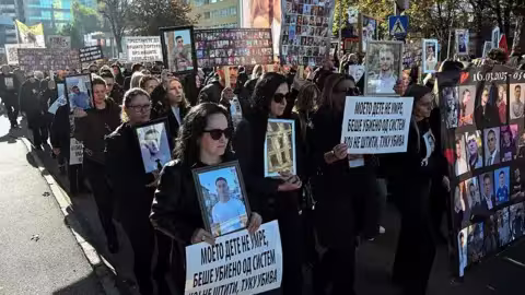 Samedi dernier, les familles des victimes ont défilé dans le centre de Skopje en tenant les photos des personnes décédées.
