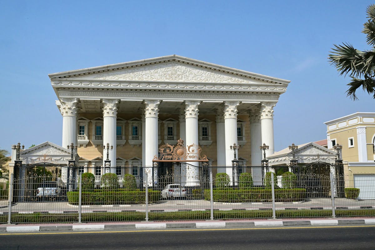 Frénésie immobilière à Dubaï avec des constructions luxueuses et prestigieuses.