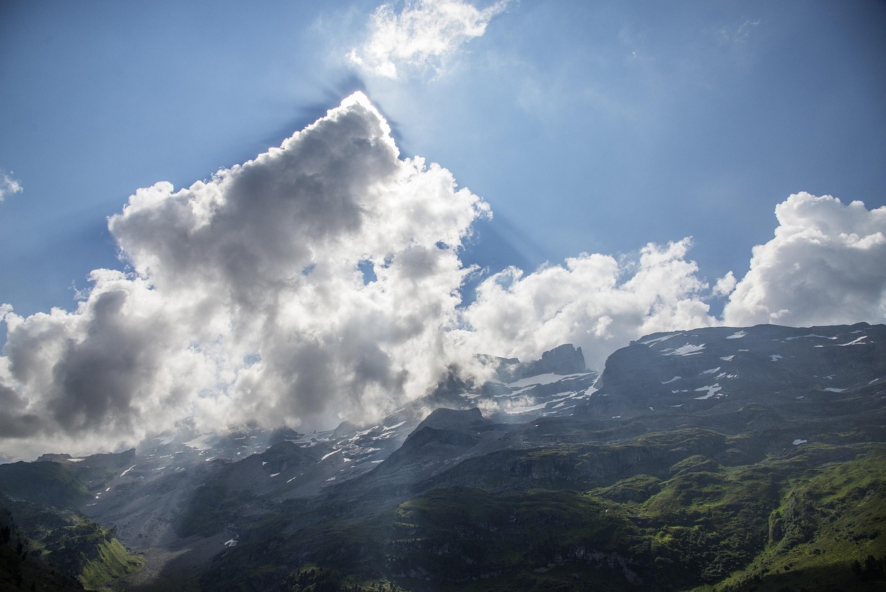 Des nuages rares illuminent le ciel suisse