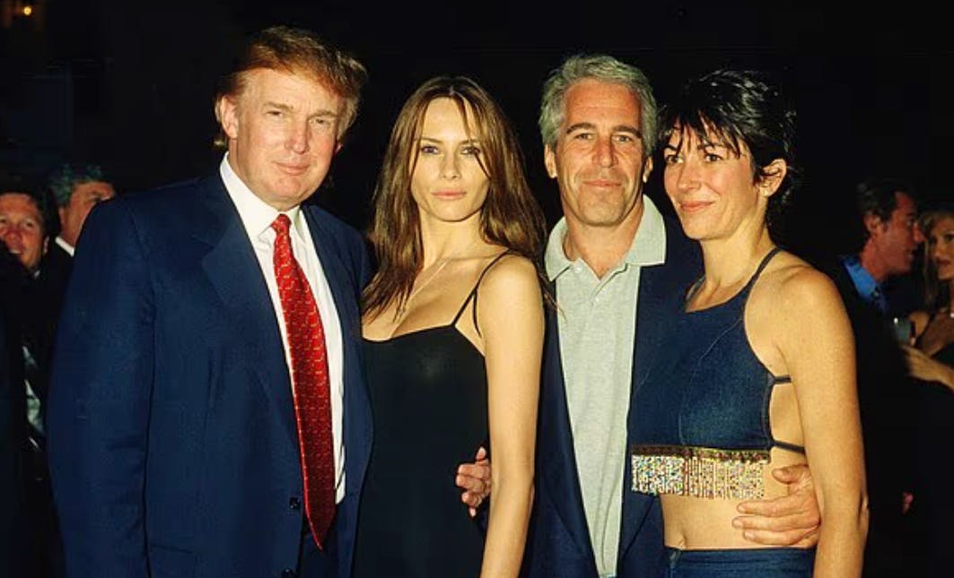 Donald et Melania Trump ont fréquenté Jeffrey Epstein et Ghislaine Maxwell, mais aucune preuve ne montre qu'Epstein ait présenté l'ex-mannequin au futur président.
