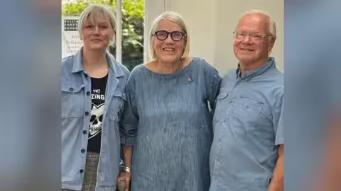 Sarah McGlinchey, avec Darina et Roy Allen, de l'école de cuisine de Ballymaloe, qui étaient des amis proches de l'acteur.