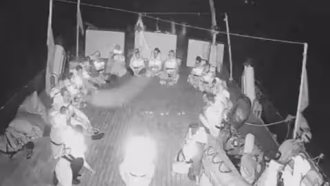 Des images diffusées en direct montrent les membres de l'équipage du navire Alma, dont fait partie Fra Hughes, un habitant de Belfast, assis sur le pont alors qu'ils naviguent vers Gaza.