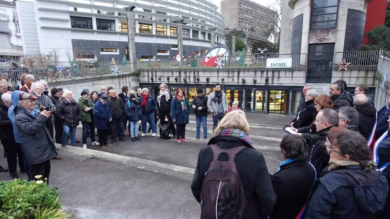 La police attaquée lors d'une manifestation devant un hôtel pour