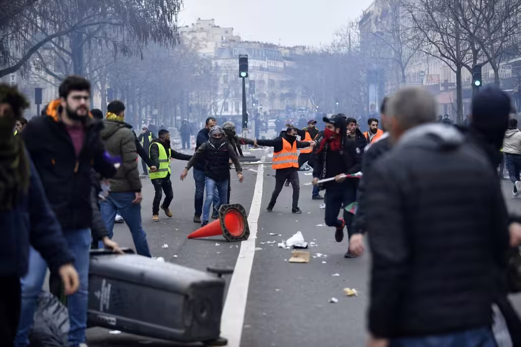 Colère au Népal après l'interdiction des réseaux sociaux