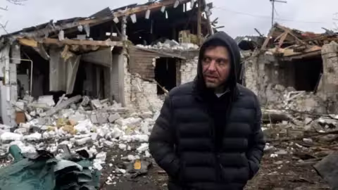 "Écoutez les sirènes en Ukraine, regardez les corps retirés des décombres", a prévenu M. Rutte dans son discours.