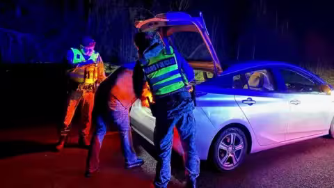 Les autorités patrouillent sur les routes la nuit, à la recherche de contrebandiers.