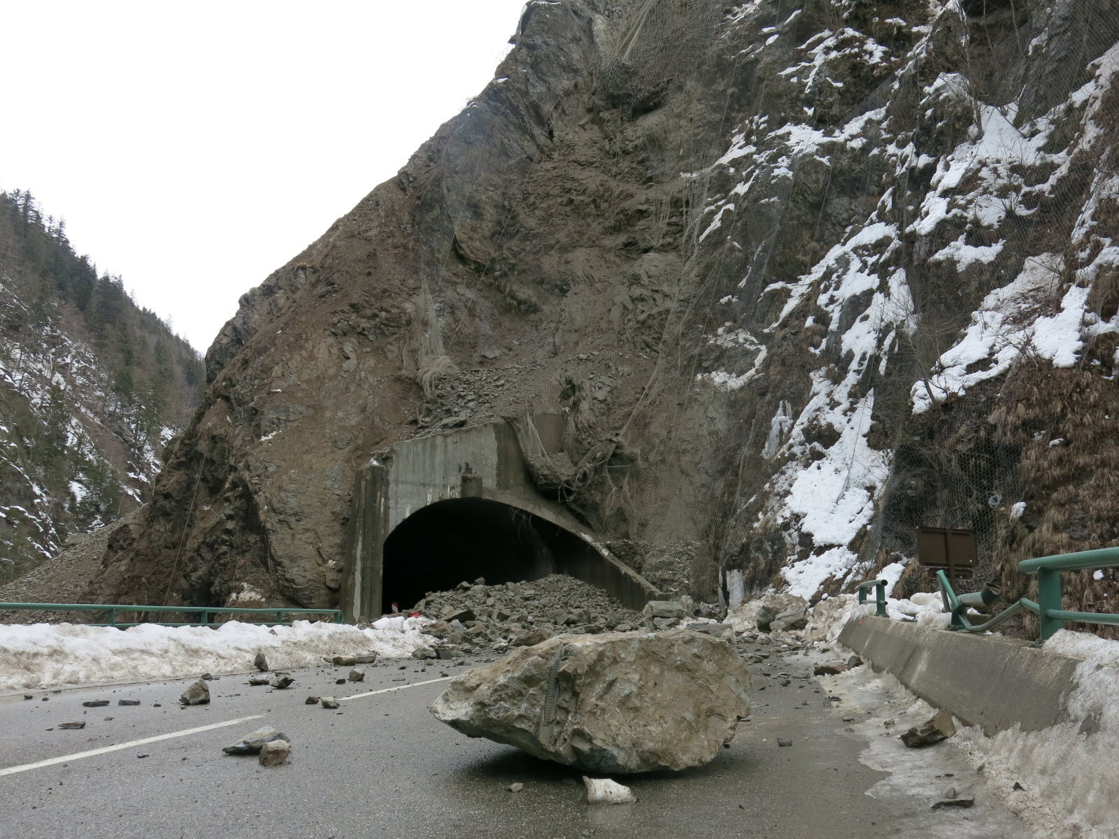 Chute de rochers sur une voiture: deux morts et route coupée