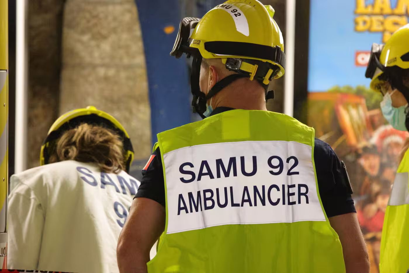 Un enfant transmet un appel au secours depuis un bus scolaire