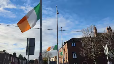Drapeaux irlandais flottant dans le nord de la ville de Dublin
