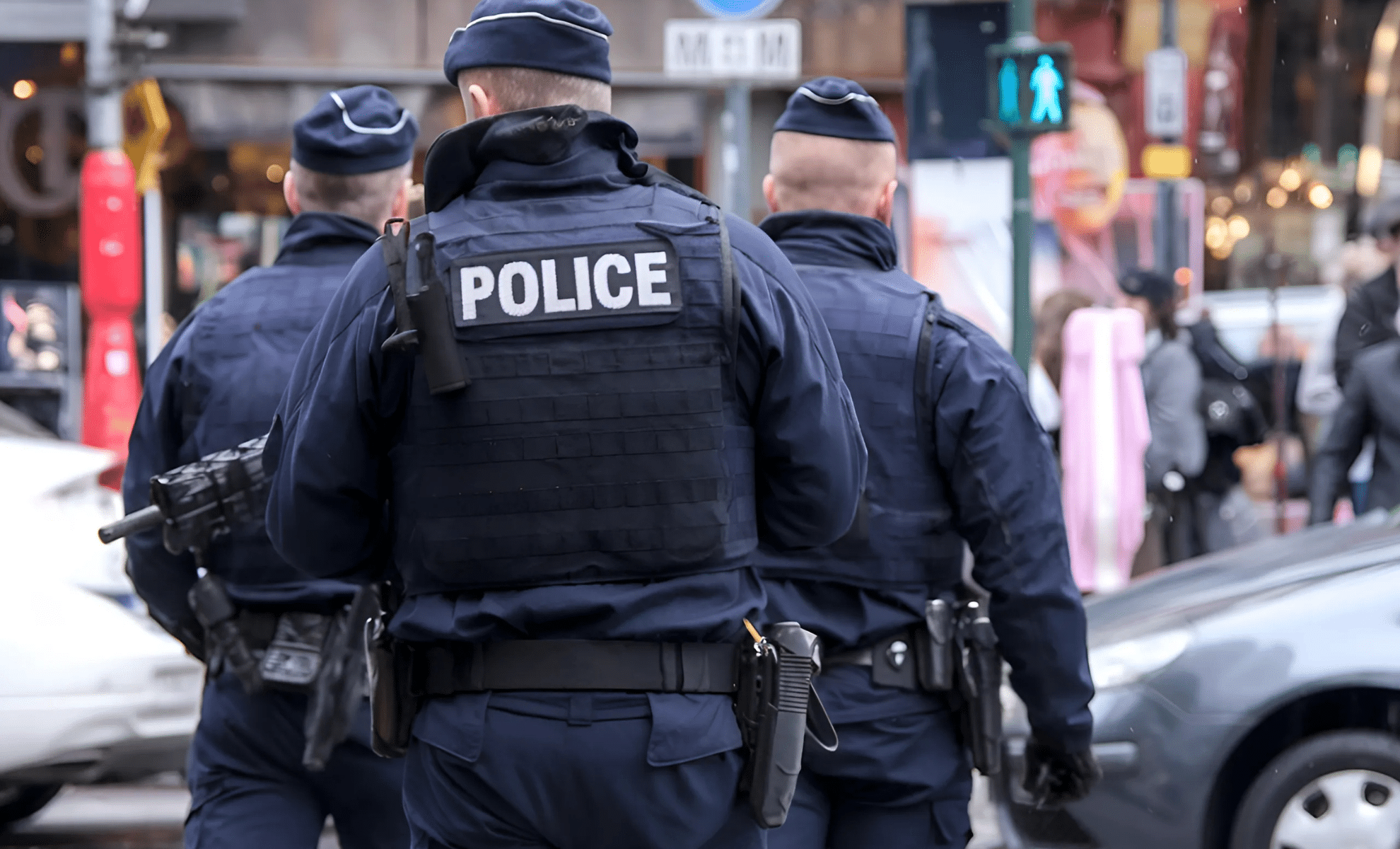 Des escrocs exploitent les migrants en détresse administrative en France