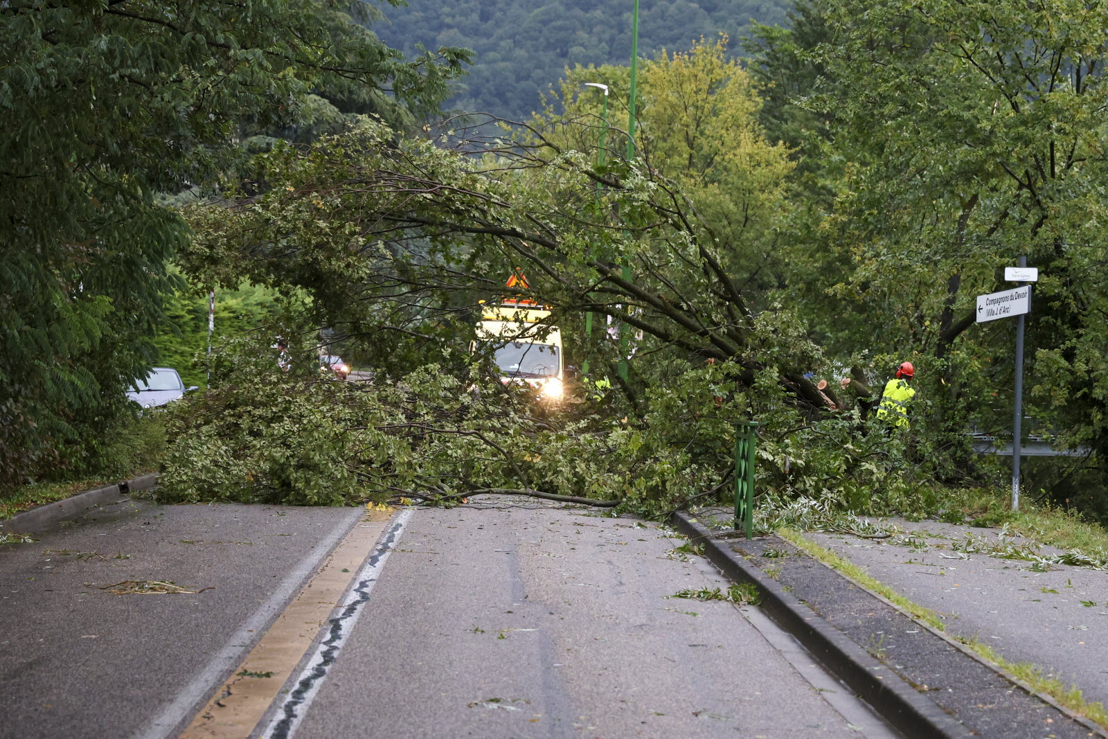 Orage violent provoque des inondations et fermeture routière en Valais