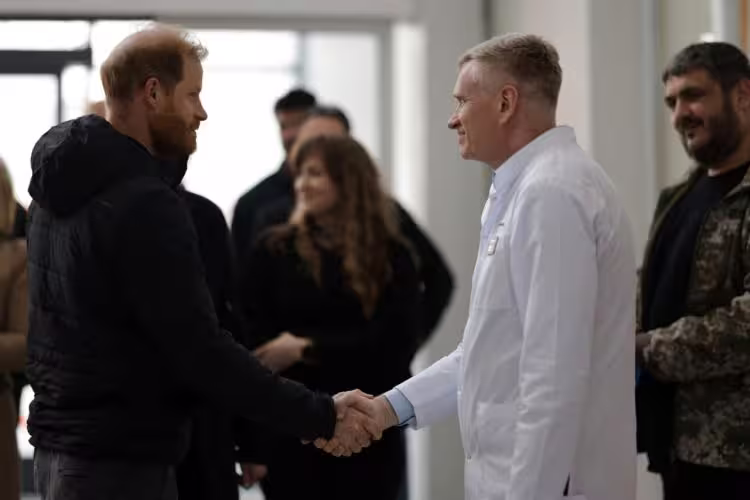 Le prince Harry aide les blessés de guerre en Ukraine lors d'une visite