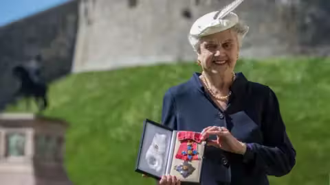 Avec sa médaille de Dame Commander (DBE) au château de Windsor en 2014