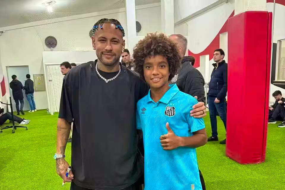 Kauan Basile à côté de Neymar