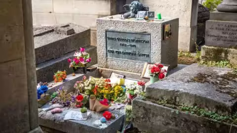 La tombe du chanteur des Doors, Jim Morrison, décédé à Paris en 1971.