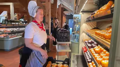 Les magasins du village, dont le personnel porte des tenues traditionnelles, craignent une forte baisse de leur chiffre d'affaires.