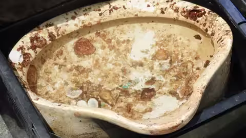 Un lavabo en porcelaine - plein d'organismes marins mais intact - a été trouvé dans l'une des cabines de seconde classe.