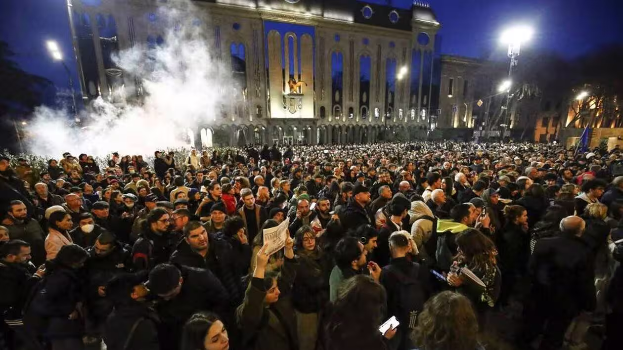 Des manifestants géorgiens tentent de prendre d'assaut le palais