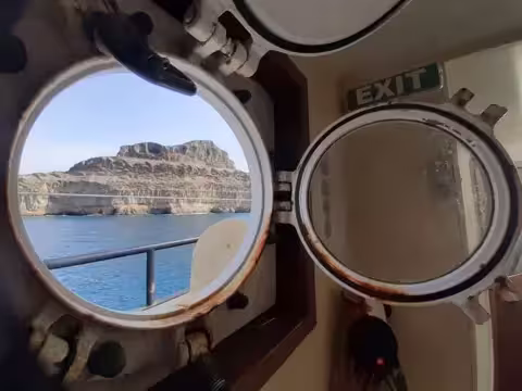Vue à travers un hublot sur la côte de Puerto Mogan à Gran Canaria