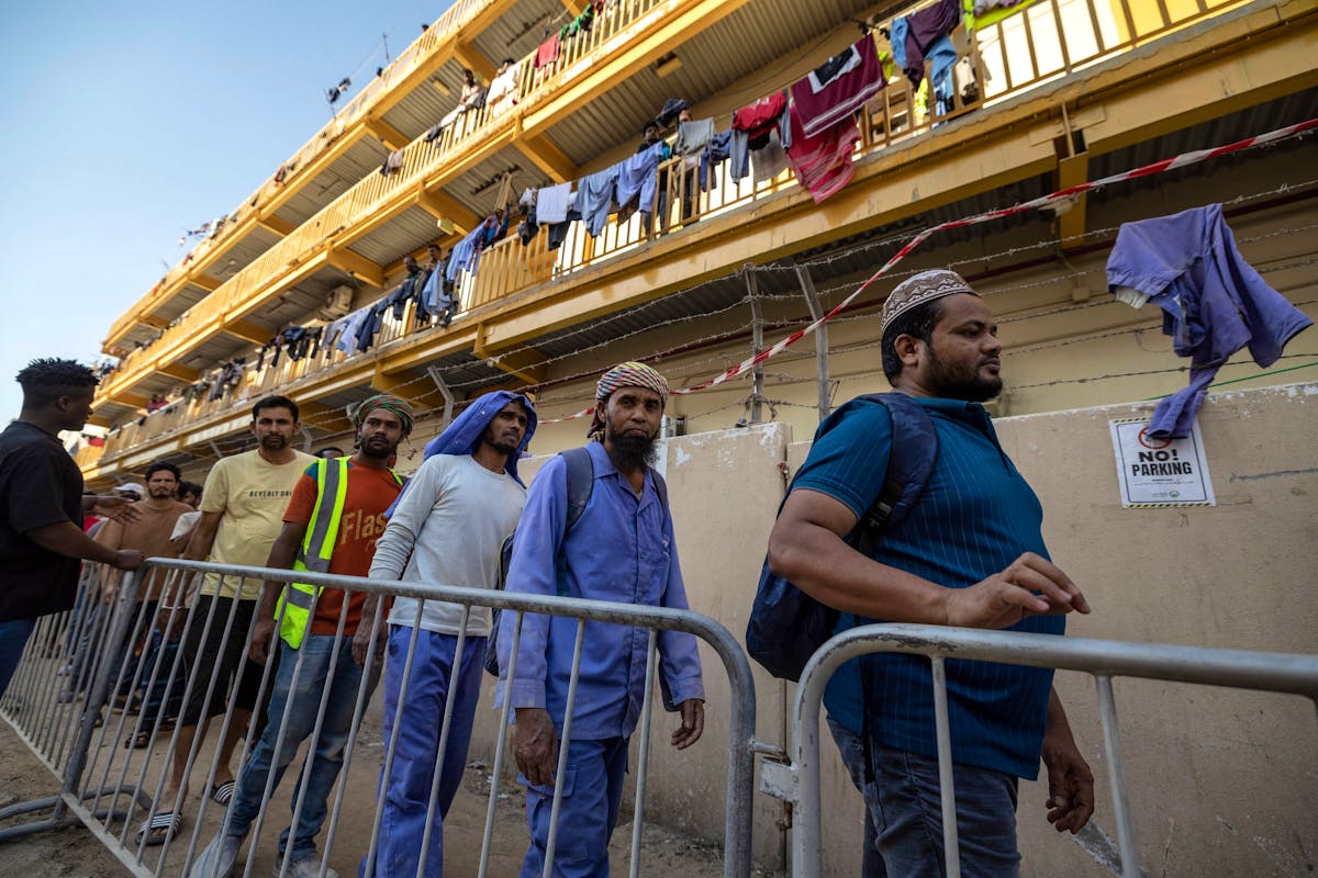 De fortes inégalités existent entre les riches expatriés et les travailleurs migrants sous-payés, qui soutiennent l'économie.