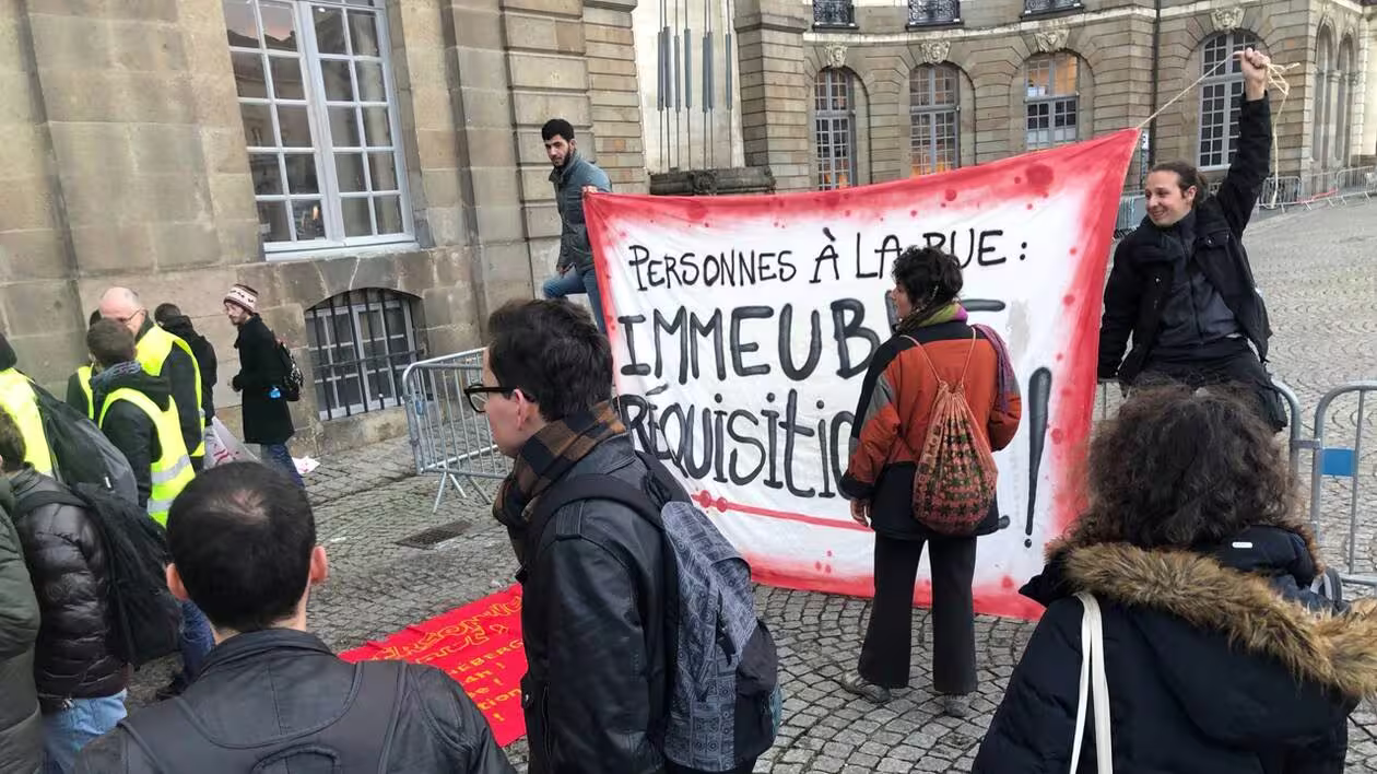 La police attaquée lors d'une manifestation devant un hôtel pour