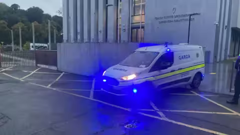 Robert O'Connor est emmené au tribunal de district de Drogheda