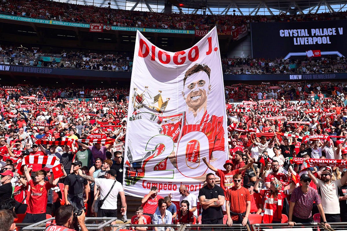 Les supporters de Liverpool rendent hommage pendant le Community Shield, remporté par Crystal Palace contre Liverpool le 10 août.