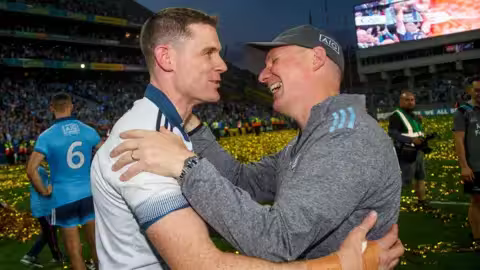Le manager de Dublin, Jim Gavin, célèbre avec le gardien de but Stephen Cluxton après avoir battu Kerry pour remporter la finale de l'All-Ireland 2019 à Croke Park.
