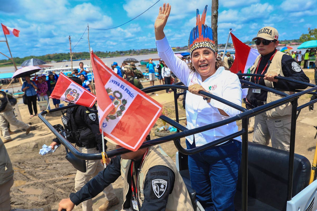 Dina Boluarte, présidente du Pérou, arrive sur l'île Santa Rosa dans la région de Loreto, le 15 août 2025.