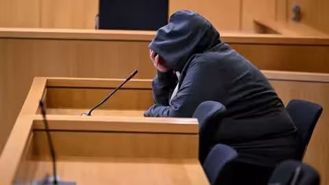 Fernando P a été vu avec son sweat à capuche cachant son visage alors qu'il attendait le verdict du tribunal.