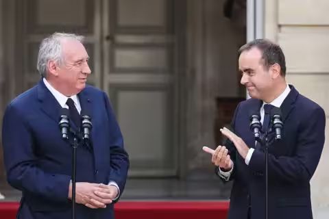 La passation de pouvoir entre François Bayrou (L) et Sébastien Lecornu a eu lieu mercredi à Paris.