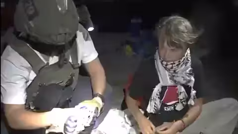Le ministère israélien des affaires étrangères a diffusé des images montrant ses forces détenant l'activiste suédoise Greta Thunberg à bord de l'un des bateaux.