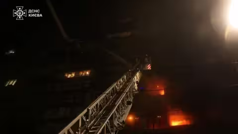 Des missiles russes frappent des immeubles d'habitation à Kiev pendant la nuit