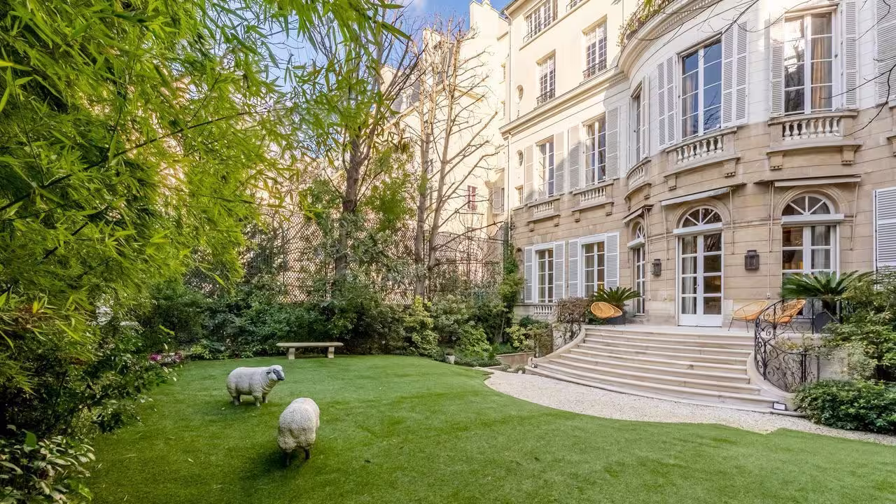 Cinéma, WC en or: la France a confisqué cet hôtel à 100 millions