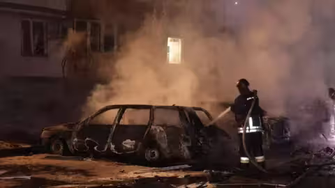 Au cours de la nuit, des frappes russes à Zaporizhzhia ont endommagé des bâtiments résidentiels et incendié des voitures.