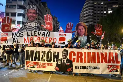 "Nos mains sont pleines de boue, les vôtres sont pleines de sang", pouvait-on lire sur une banderole lors de la manifestation de samedi.